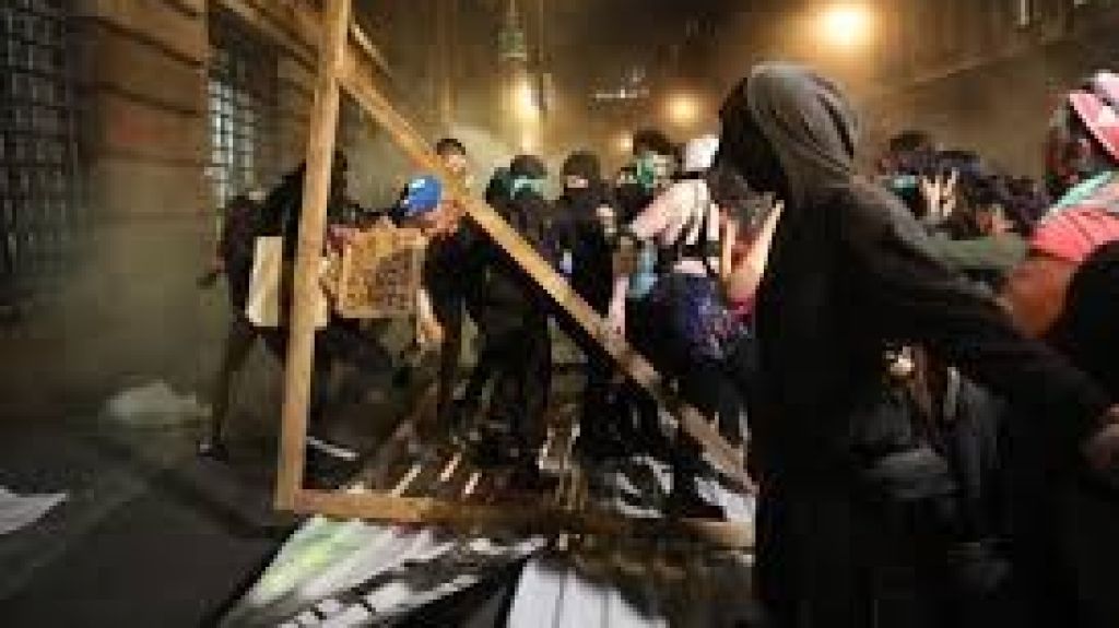  Vea video: Miles de mexicanas se manifiestan en D&iacute;a contra Violencia a mujeres 