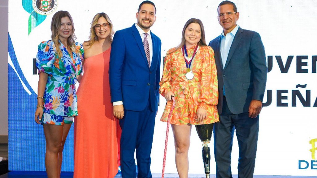  Gobierno entrega cerca de 700 mil d&oacute;lares en becas a 20 j&oacute;venes destacados por su servicio a los dem&aacute;s 