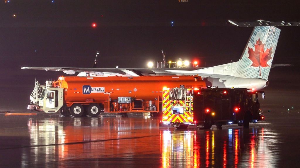  VIDEO: Al menos tres heridos por el choque de un avi&oacute;n y un cami&oacute;n cisterna con combustible en Canad&aacute; 