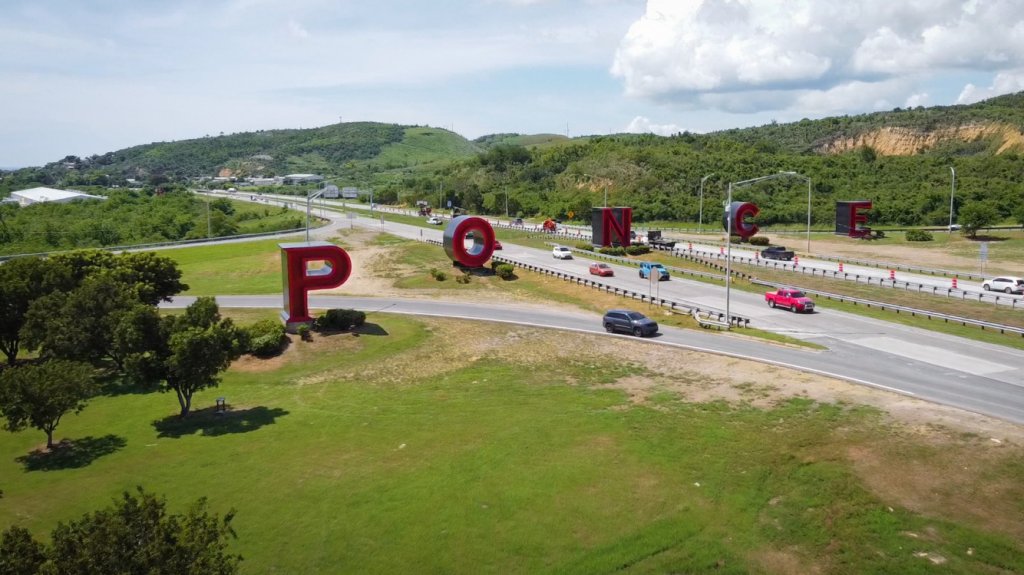  Culminan los trabajos de pintura de famosas Letras de Ponce, el espacio escult&oacute;rico m&aacute;s grande del pa&iacute;s 