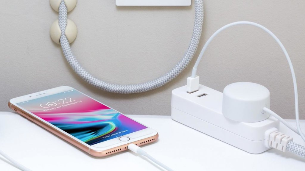  Un cargador de IPhone estalla y quema la cara a una joven mientras dorm&iacute;a 