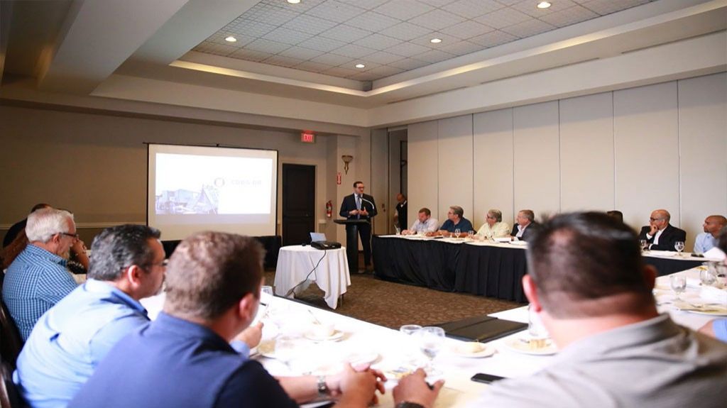  Secretario de la Vivienda detalla plan de acción ante la Asociación Puertorriqueña del Concreto para fondos CDBG-DR 