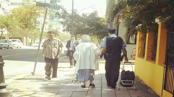 Policia Estatal, realiza un gran gesto humano en Santurce 