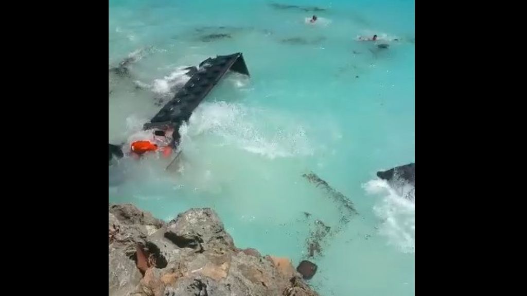  Video: Impresionante rescate a camionero que cay&oacute; al mar en Republica Dominicana 