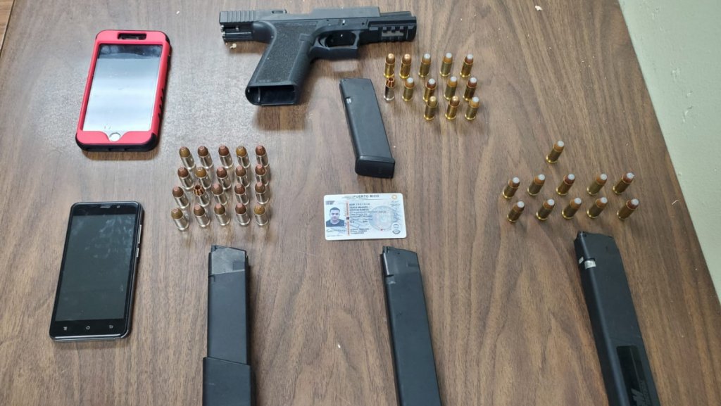  Divisi&oacute;n de Inteligencia de Bayam&oacute;n arresta a joven y le ocupan arma de fuego y municiones 