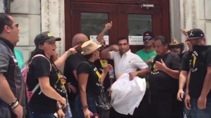  Video: Legislador se va a los puÃ±os con un manifestante en el capitolio