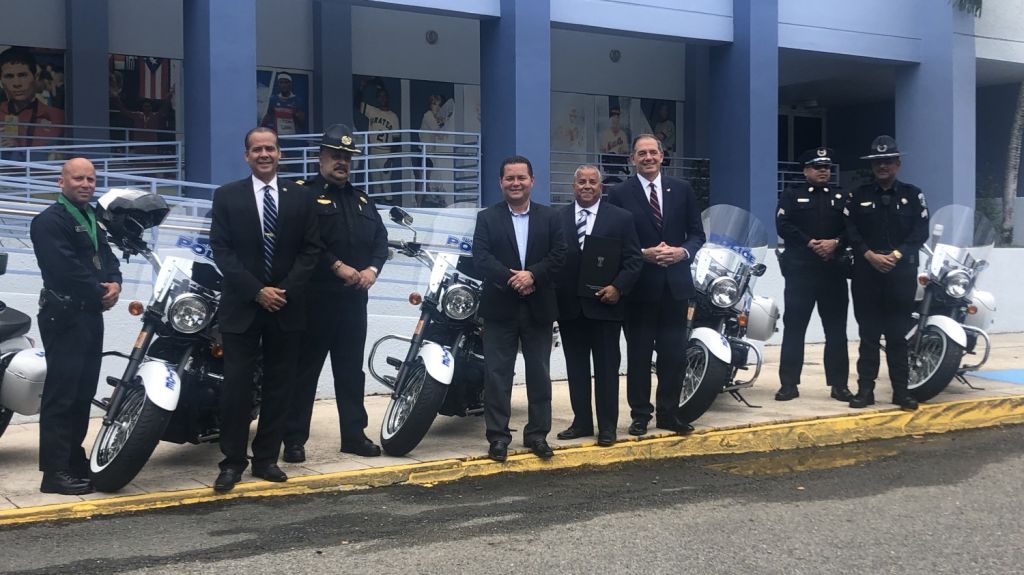  Alcalde de Guaynabo entrega nuevas motoras a la Polic&iacute;a Municipal 