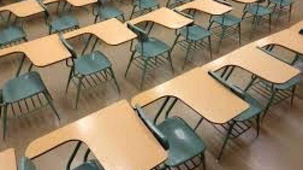  Malestar de los alcaldes por nueva ronda de cierre de escuelas 