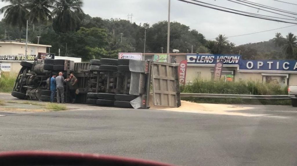  Fotos: Accidente con cami&oacute;n volcado en Vega Baja 