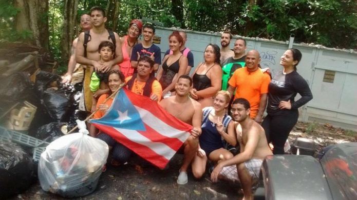 Video: Boricuas montan operativo para limpiar el Rio Charco Azul en Vega Baja, pero le municipio les "fallo"

