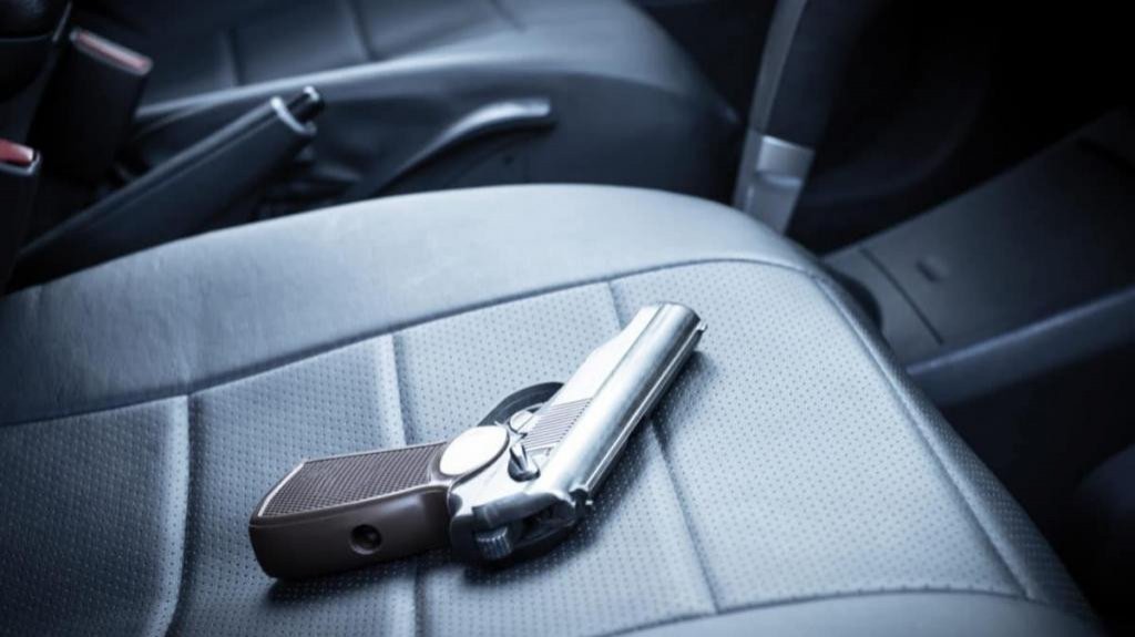  Roban arma de guagua estacionada frente a un negocio en Ponce 