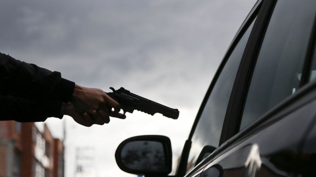  Le roban la guagua a punta de pistola en Cidra 