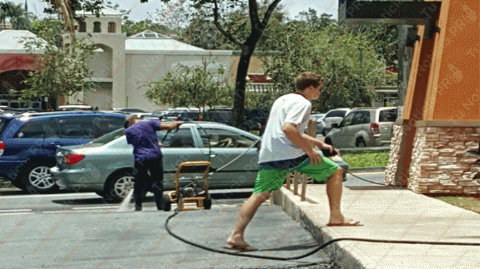 Ciudadana llama la atenciÃ³n a gerente de "Fast Food" Por desperdicio de Agua en plena sequia  
