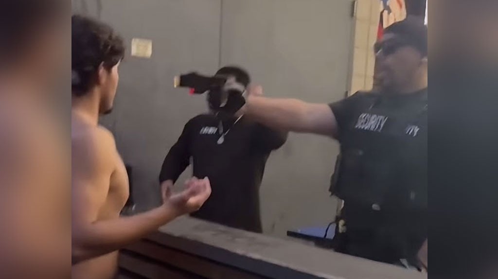  Video: Guardia de seguridad es arrestado tras usar un t&aacute;ser a quemarropa contra un joven en California 