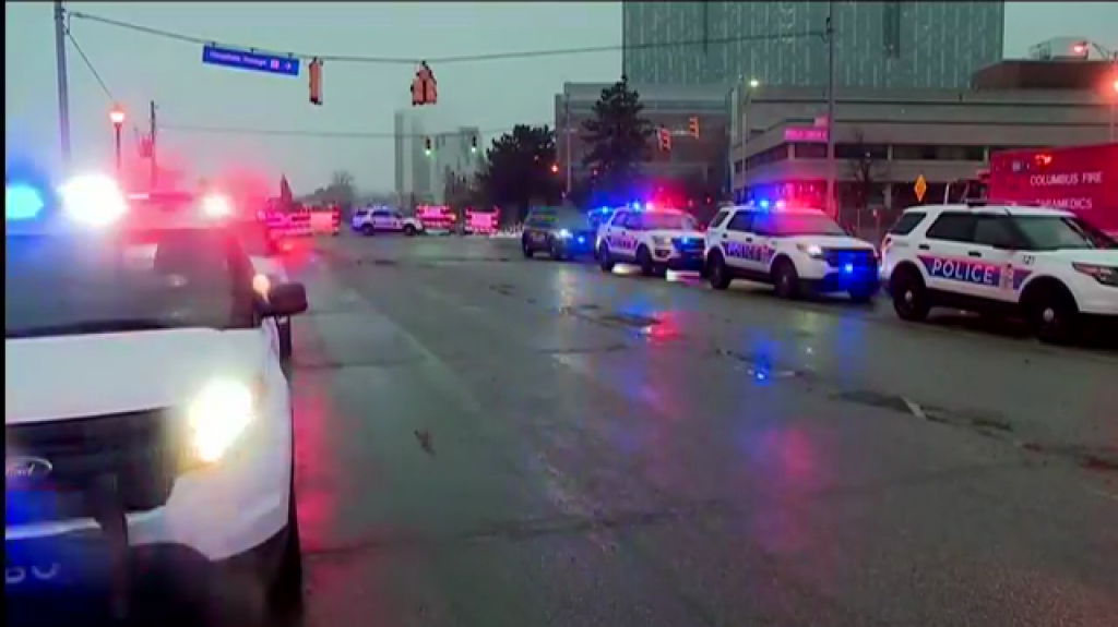  Video: Dos&nbsp;polic&iacute;as muertos que respond&iacute;an a una llamada al 911 en un hogar en Ohio 