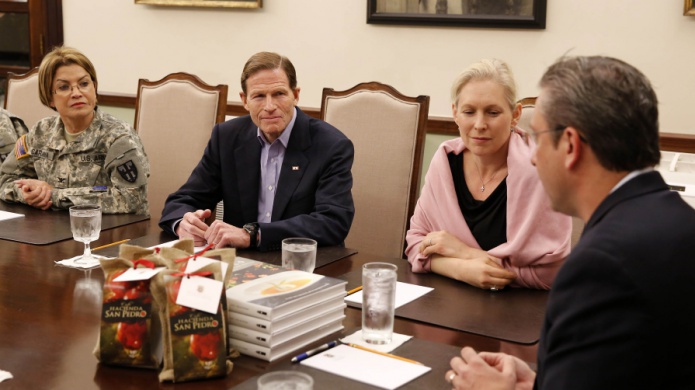 GOBERNADOR RECIBE A CONGRESISTAS EN LA FORTALEZA 