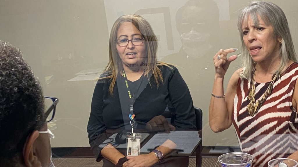  Sugieren mascarillas transparentes para atender a personas audioimpedidas 