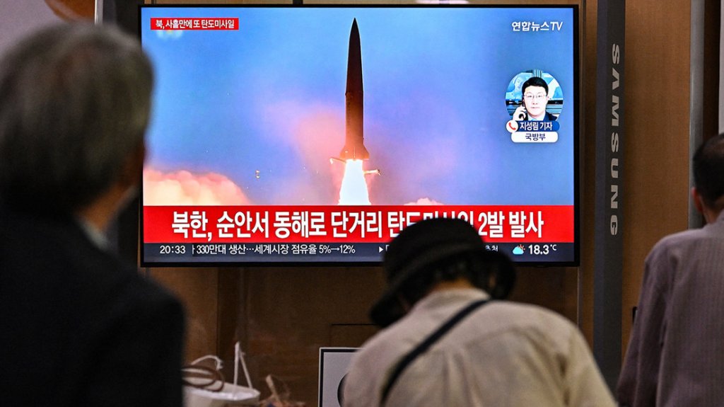  Corea del Norte dispara dos misiles balísticos hacia el mar de Japón 