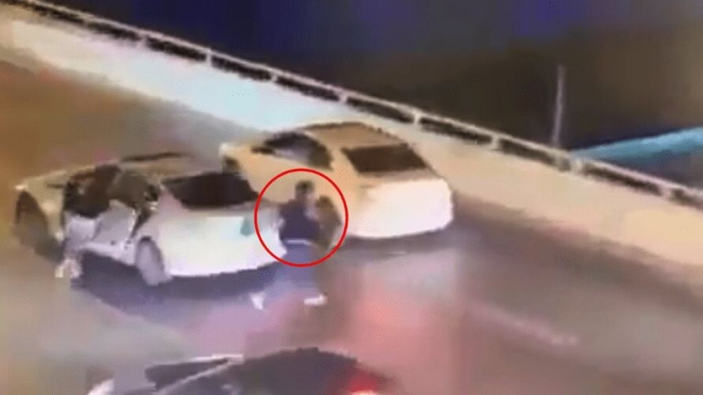  Video: Joven se lanza de un puente tras discutir con su madre, al parecer le hab&iacute;a quitado su tel&eacute;fono 