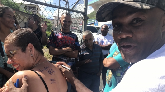 Video: "Tito" Trinidad lleva ayuda a ComerÃ­o 