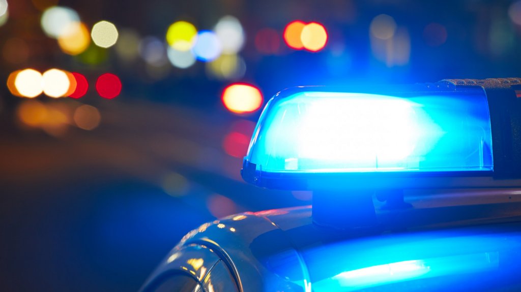  Se llevan aros y gomas de un auto y una motora desde negocio en Trujillo Alto 