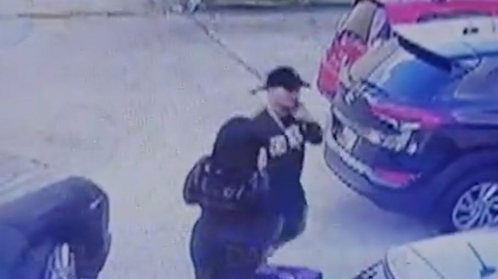  Video: Momento en que la Ex del regguetonero Jowell “Le mete” con el teléfono en la cara 