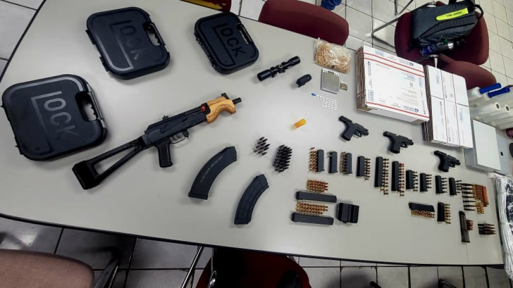  Arrestan a un hombre y una mujer con armas, municiones y dinero en efectivo en Arecibo 