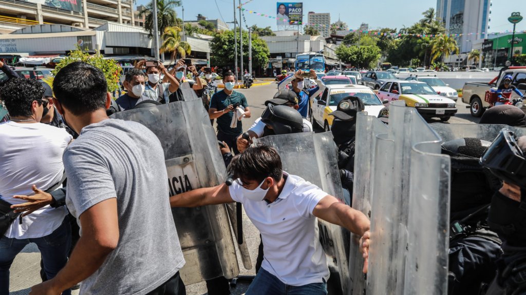  Clausuran y desalojan a 400 personas de discoteca en balneario de Acapulco 