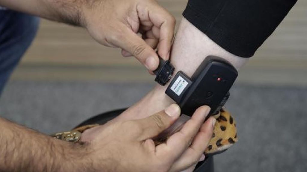  Grillete a joven madre acusada de dejar sus hijos solos en un carro 