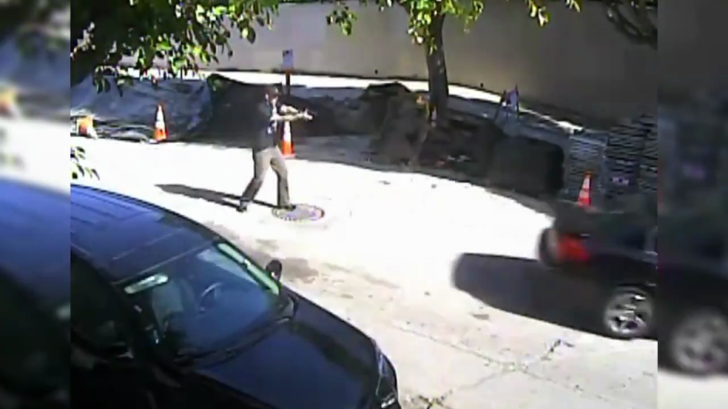  Video:&nbsp;Ladr&oacute;n de autos atropella a un c&oacute;mplice y a un polic&iacute;a mientras trataba de escapar 