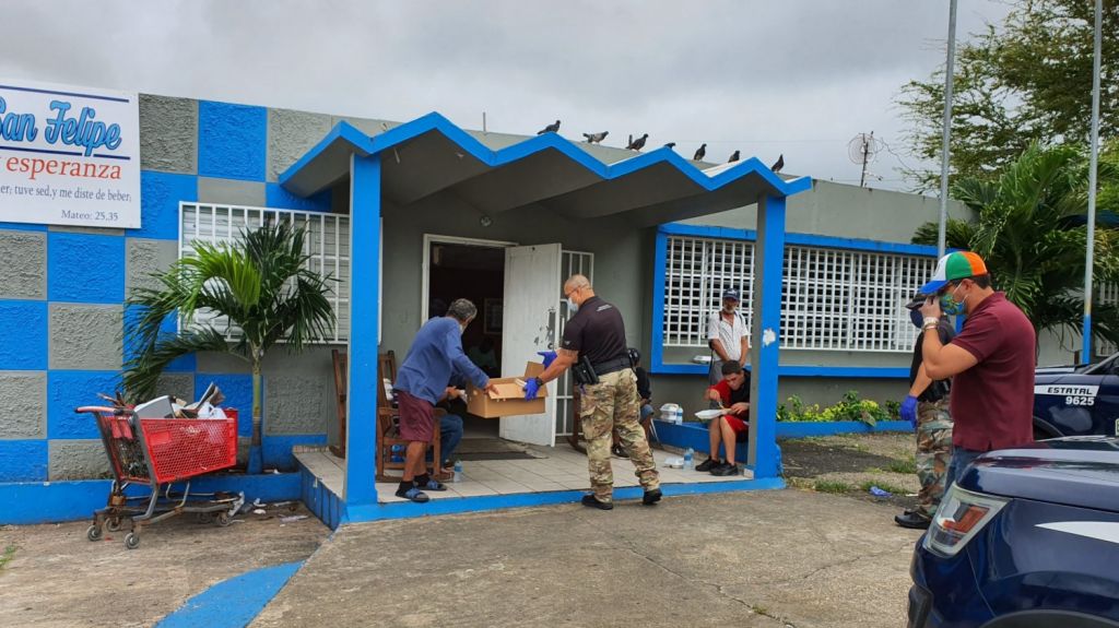  Agentes de la Divisi&oacute;n de Operaciones T&aacute;cticas entregan alimentos a deambulantes 