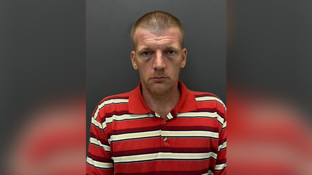  Arrestan en el Cuartel General a hombre que es buscado por hurto de auto en el estado de Florida 