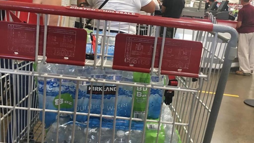  Viral las fotos de clientes devolviendo cajas de Agua en Costco de Carolina 