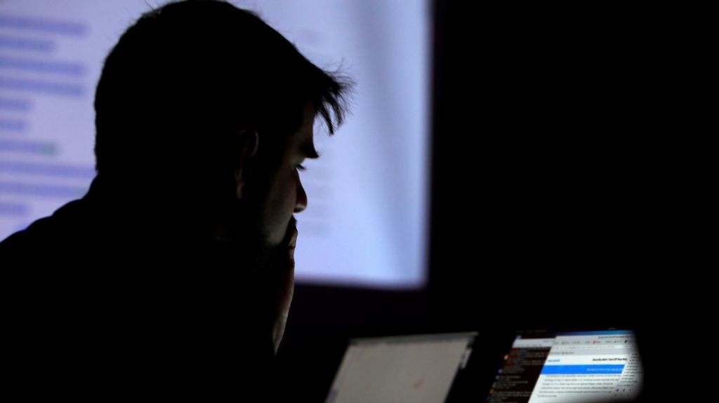  EE.UU. acusa a China de intentar robarle datos sobre la vacuna contra el coronavirus mediante ciberataques 