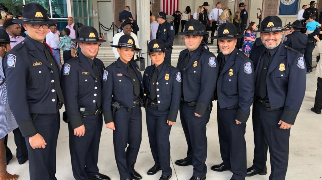  8 Boricuas se grad&uacute;an como oficiales de aduana 