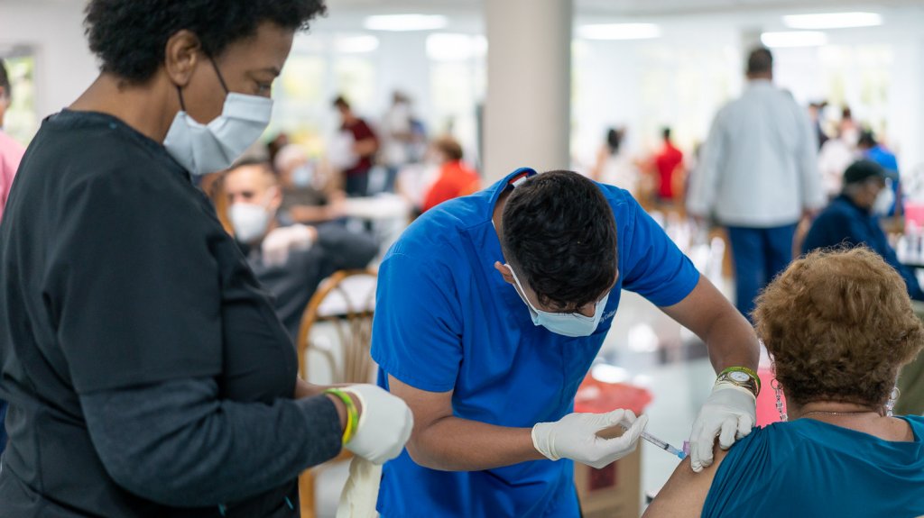  M&aacute;s de 100 estudiantes de enfermer&iacute;a de NUC han asistido a Voces durante el proceso de vacunaci&oacute;n 