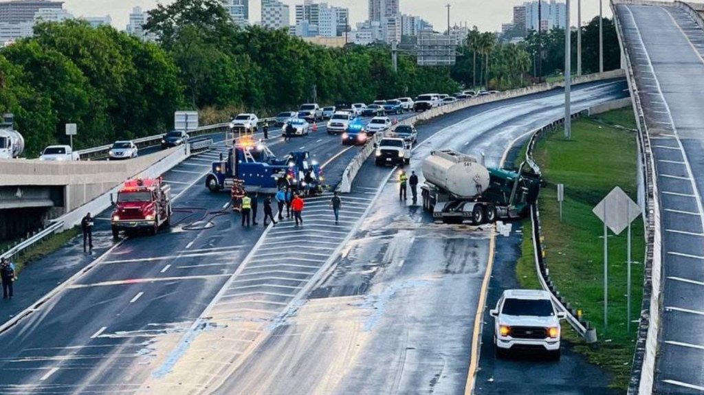 Expreso PR-22 Cerrado por accidente y derrame de combustible en Plaza Las Am&eacute;ricas 