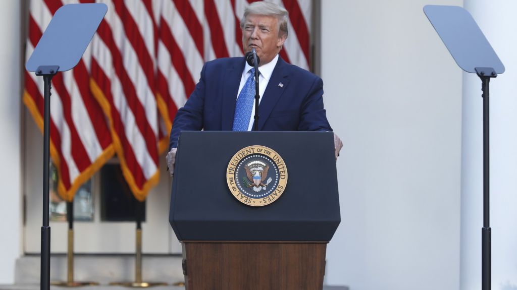  Trump desea vetar pr&aacute;ctica "inocente" de inmovilizar a detenidos por cuello 