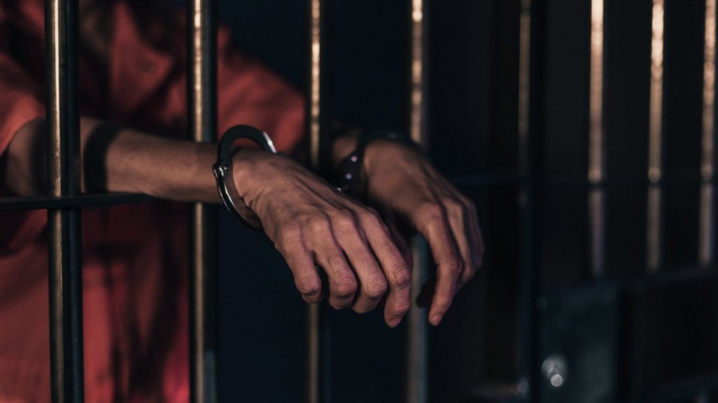  Arrestan a un individuo por agredir a su madre envejeciente 