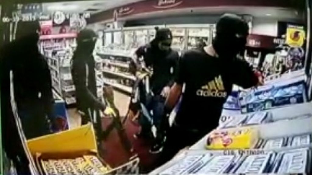  Video: 5 &ldquo;cacos&rdquo; con rifle y pistolas llegan a gasolinera y se llevan todos los cigarrillos newport 