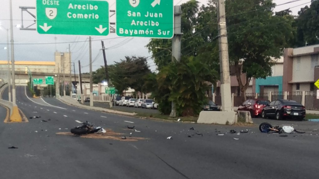  Motora se parte por la mitad en accidente frente a residencial de Bayam&oacute;n 