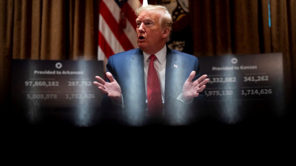  Trump dice que dejar&aacute; de tomar hidroxicloroquina en "un d&iacute;a o dos" 