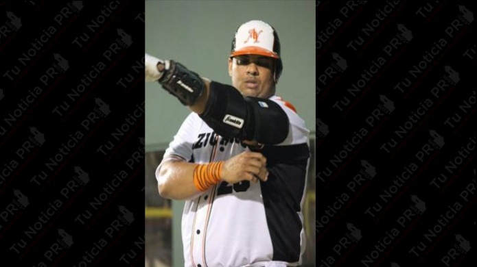 Vega Baja firma a "Bam Bam" Ortiz