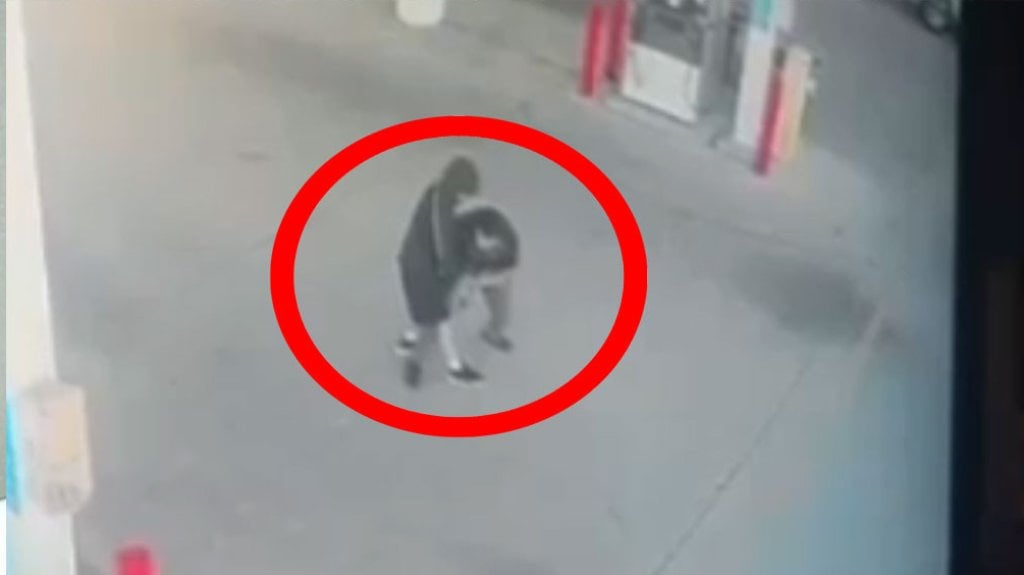  Publican video del momento en que un &ldquo;Chamaquito&rdquo; apunta a un polic&iacute;a con una pistola en una gasolinera de Vega Alta 