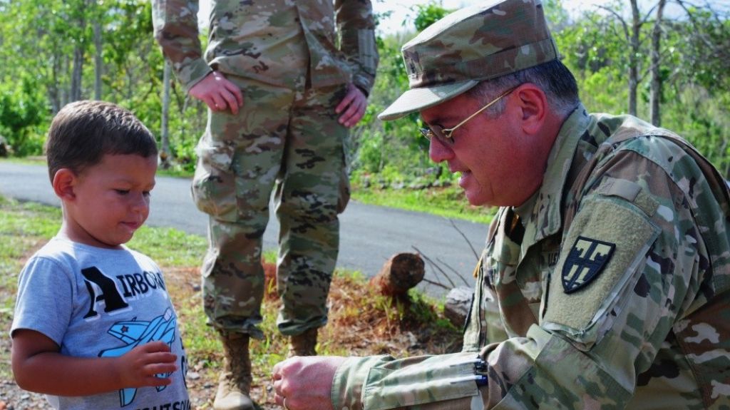 Contingente militar lleva ayuda a comunidad afectada en Barranquitas