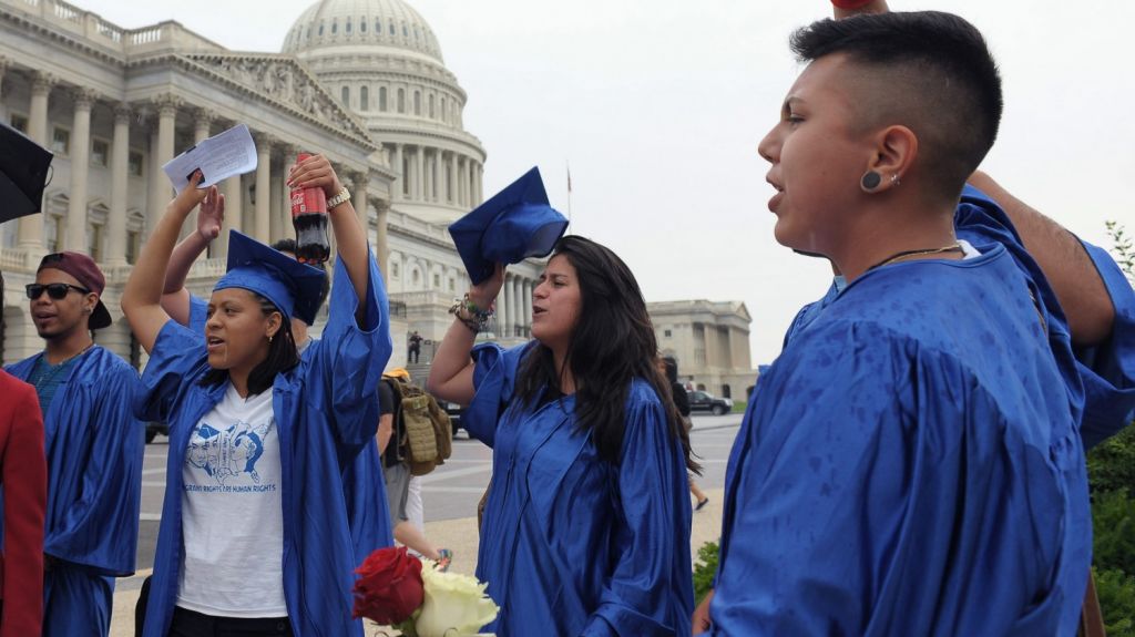  Excluidos de la ayuda federal, los "so&ntilde;adores" se apoyan en sus universidades 