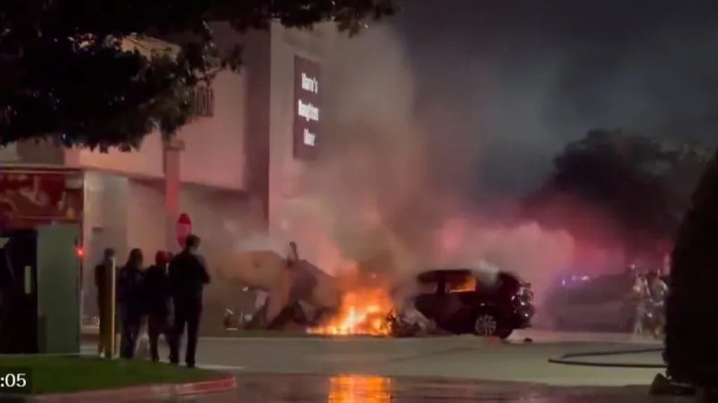  Video:Accidente de avioneta cerca de Plano, Texas, Múltiples vehículos incendiados en el lugar del siniestro 