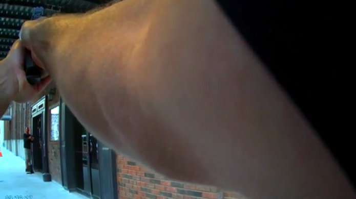 Video: PolicÃ­a le dispara a actor que filmaba una escena de un asalto