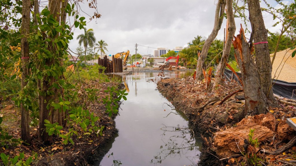  Gobernador visita sector del ca&ntilde;o Mart&iacute;n Pe&ntilde;a y anuncia acuerdo para proyectos de aguas limpias en el estuario 