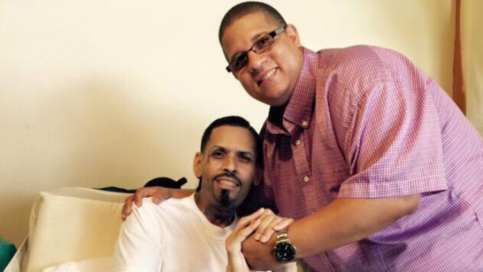 HECTOR DELGADO "EL FATHER" VISITA AL RAPERO MEXICANO Y ORA POR ÃL